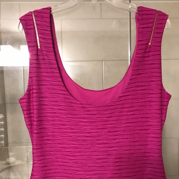 GUESS Magenta Sleeveless Dress Gold Zipper Detail Silky Ribbed Texture BodyCon - Picture 5 of 9